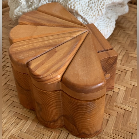 📌 ( Sold ) NWOT Handcrafted Wood Clam Sea Trinket Box - Picture 3 of 5